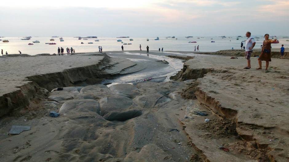 Urlauber staunten am Dienstag nicht schlecht über die breiten Furchen, die in regelmäßigen Abständen von mehreren 100 Metern durch die Wassermassen entstanden, die mit der neuen Entwässerung der Beach Road ins Meer geleitet wurden.