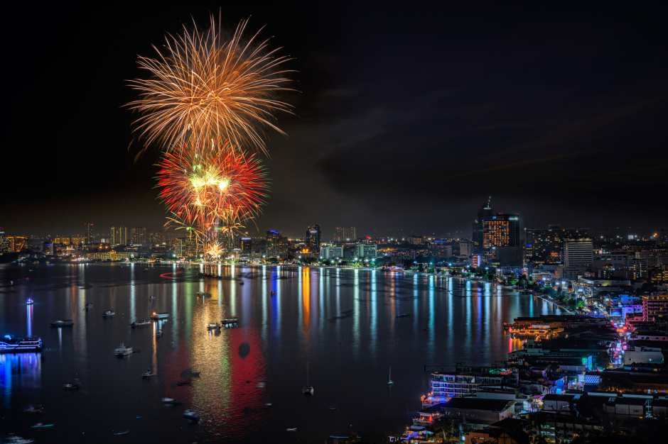 Vom Pratumnak Hill hat man einen herrlichen Blick auf das Feuerwerk über der sichelförmigen Bucht von Pattaya. Foto: Fotolia.com