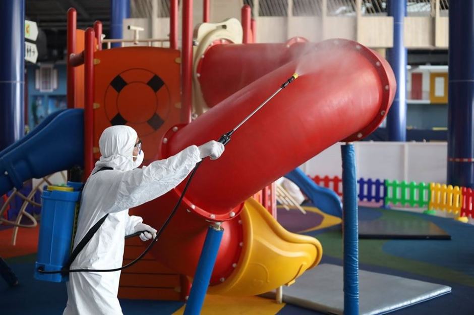 Nicht nur auf den Straßen, auch in den Shopping Malls der Stadt, im Bild der Kinderspielplatz im CentralMarina, wurde geputzt und gesprüht. Foto: PR Pattaya