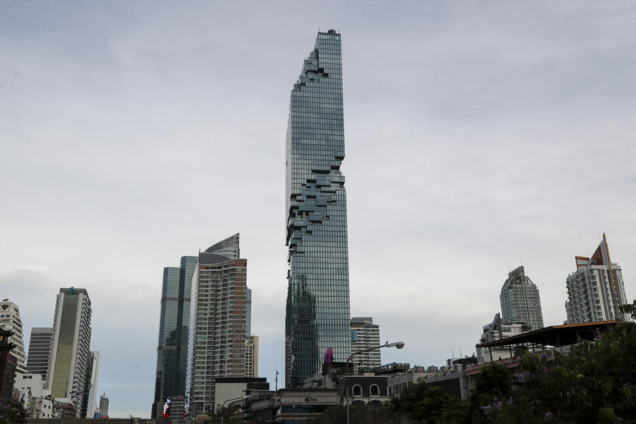 Mit seiner mit seiner „verpixelten“ Helix gilt der Mahanakhon Tower als eines der Wahrzeichen von Bangkok. Foto: epa/Diego Azubel