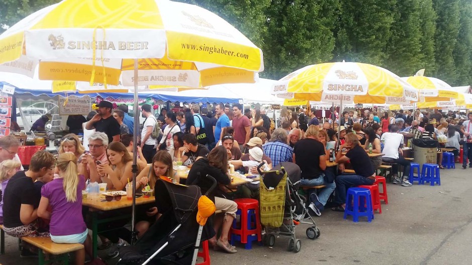 Alte Freundschaften pflegen, neue schließen. Kurz: Es geht gesellig zu, auf dem größten Thai-Festival der Schweiz.