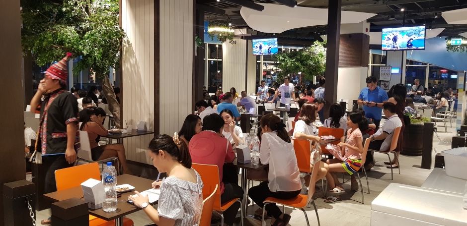 Der Food Court Pier 21 erweist sich als Publikumsmagnet und bietet Schlemmervergnügen zum attraktiven Preis.