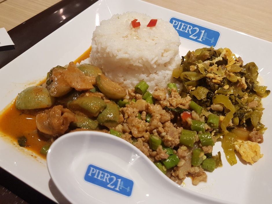 Eine ordentliche Portion Reis mit drei Beilagen nach Wahl ist im Food Court Pier 21 für nur 39 Baht erhältlich.