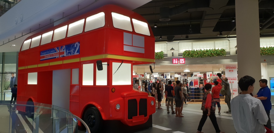 Die roten Doppeldeckerbusse zählen zu den Wahrzeichen Londons und dürfen auch im Terminal 21 nicht fehlen.