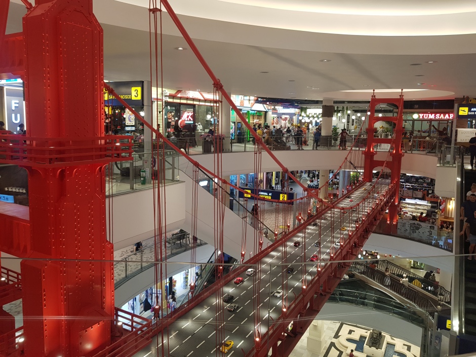 Nicht nur vor, sondern auch im Terminal 21 herrscht lebhafter Verkehr, so auf der Golden Gate Bridge, ein gelungener Blickfang in der San Franciso-Themenwelt. Fotos: Jahner
