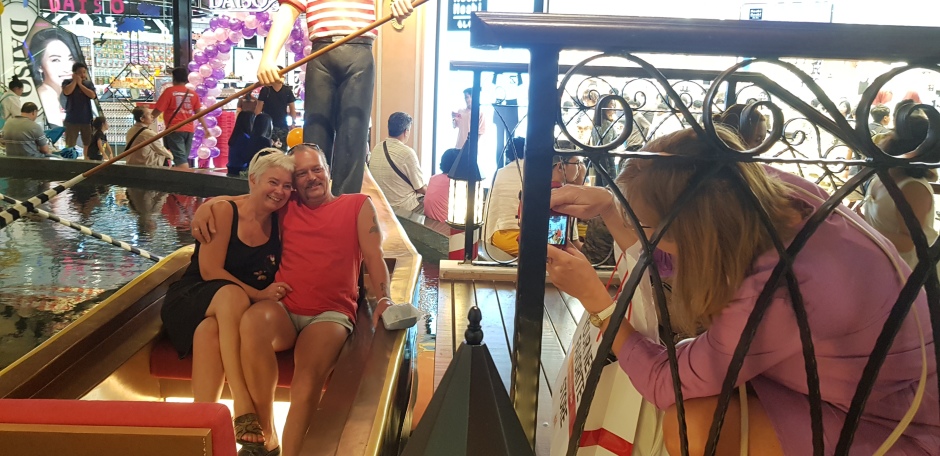 Eine romantische Gondelfahrt durch die Stadt der Liebe ist jetzt auch in Pattaya möglich, wenn auch nur für ein Foto.