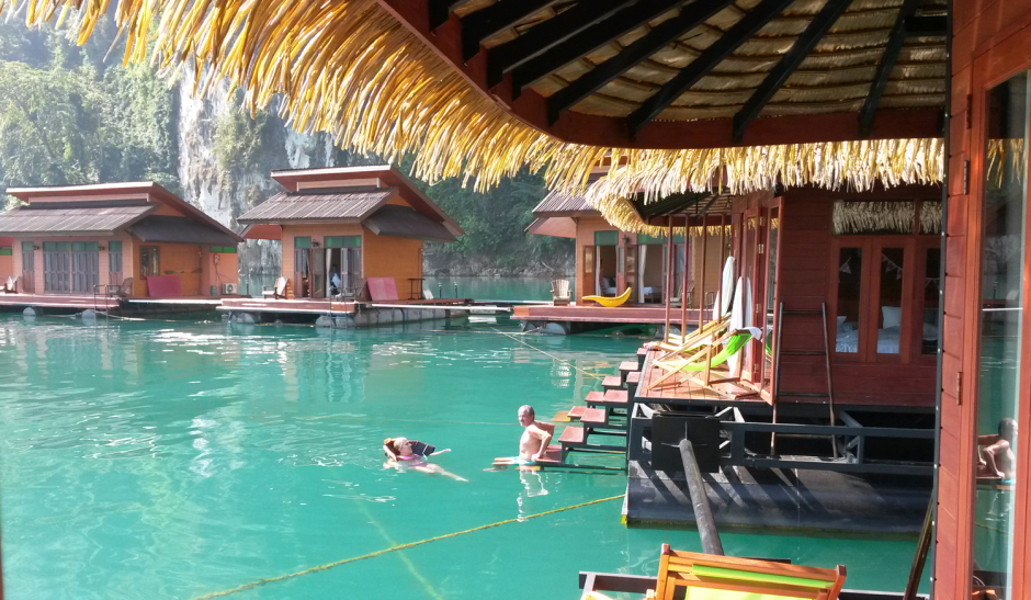 Direkt von der Terrasse jeden Bungalows kann man über eine Treppe ins warme, smaragdgrüne Wasser gleiten.