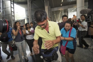 Familienangehörige der vermissten Malaysia Airlines auf dem Internationalen Flughafen in Kuala Lumpur