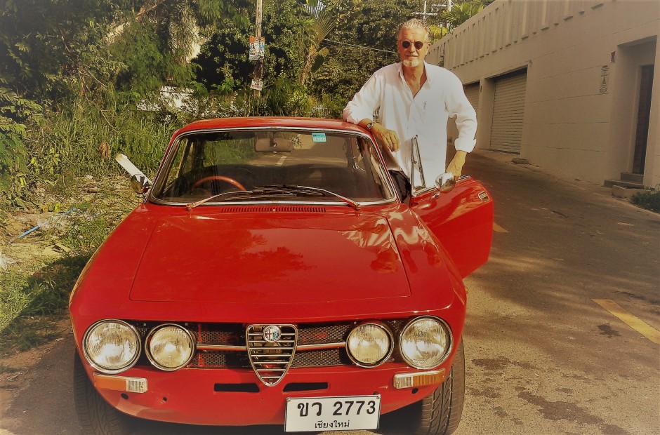 Jo Klemm mit seinem knallroten Alfa Romeo GT 1750 Veloce.