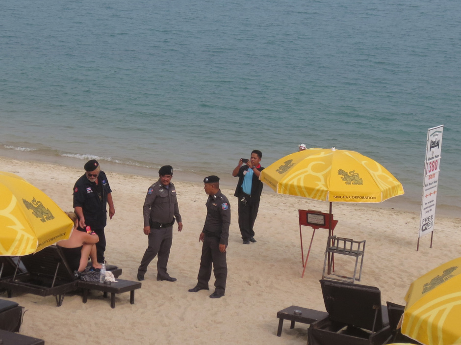 Einen Tag nach dem Würfelquallen-Tod: Polizisten patrouillieren am Strand – viel zu spät.