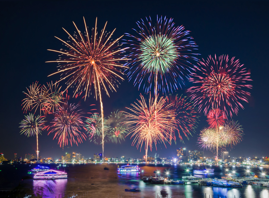 Insgesamt acht Feuerwerke werden den Besuchern des „Pattaya Fireworks Festival 2020“ am 27. und 28. November geboten. Jede Feuerwerksshow ist 15 Minuten lang. Foto: artissp / Adobe Stock