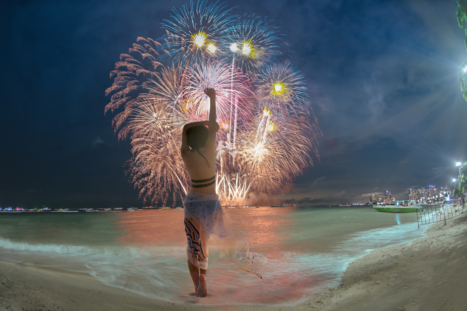 Da das Feuerwerk in der Mitte der Bucht von Pattaya abgefeuert wird, kann man es am ganzen Strand verfolgen. Foto: Idanupong / Adobe Stock