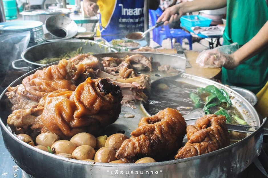 Wem es nach herzhaften Schweinereien gelüstet, dem wird im Khao Kha Moo Charoen Krung 77/1 geholfen.