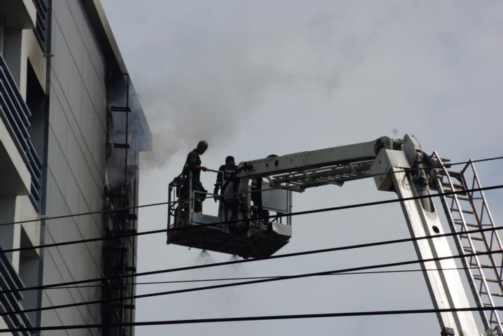 Die Feuerwehr rückte mit einem Drehleiterwagen an, um die Flammen im obersten Stockwerk des Gebäudes zu bekämpfen.