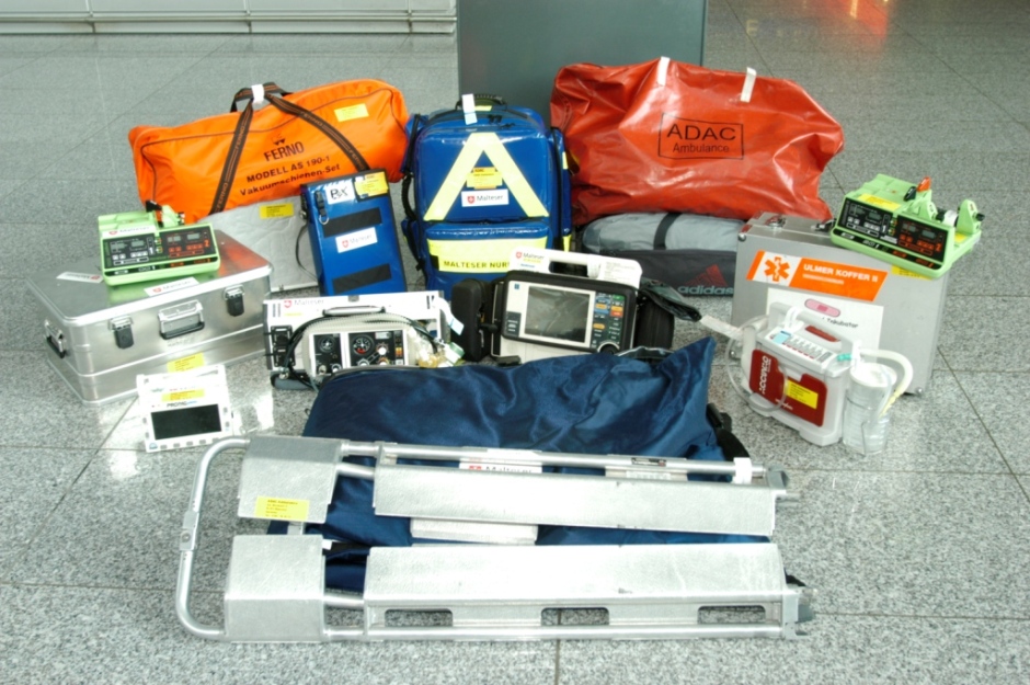 Die Ärzte und das Krankentransport-Personal an Bord des Flugzeugs sind mit medizinischer Ausrüstung ausgestattet.