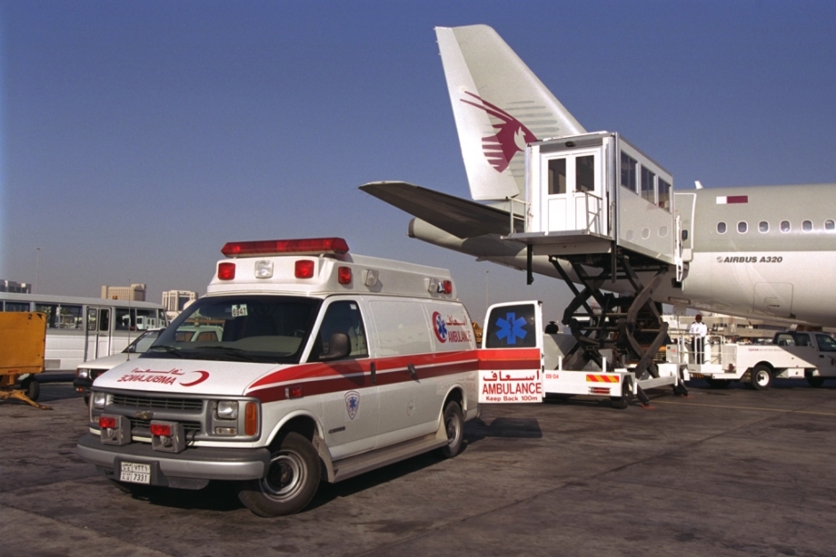 Bei Flügen mit Stopover stehen am Flughafen Krankenfahrzeuge zum Umstieg bereit.