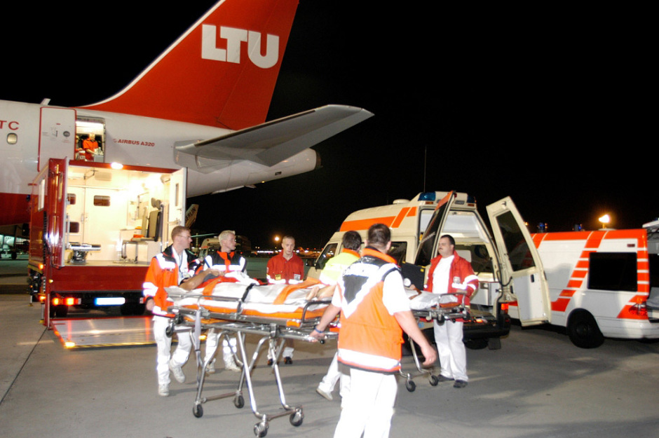 Die Patienten werden vom Krankenhaus im Urlaubsland abgeholt und mit dem Nachtflugzeug in die Heimat geflogen.