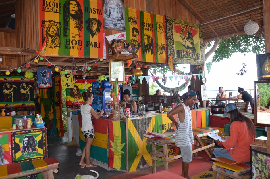 Locker vom Hocker bzw. vom Bodenkissen geht es in dieser Reggae-Bar zu, die rasch zu Popularität gelangt ist. 