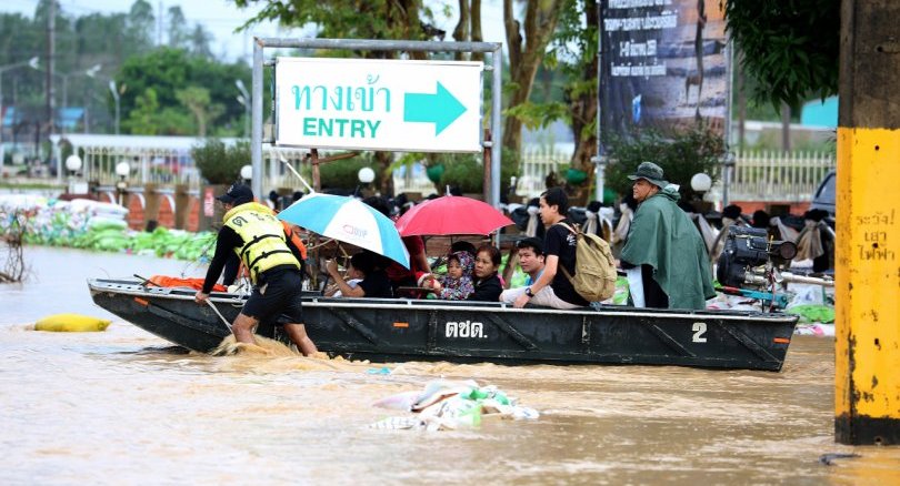 Die Behörden evakuierten Patienten des überschwemmten Bang Saphan Hospitals mit dem Boot.