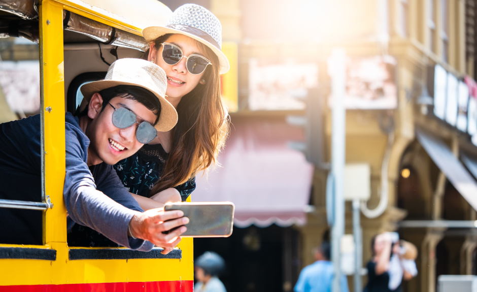 Eine Fahrt mit einem der unzähligen Tuk-Tuks durch die Altstadt von Phuket Town ist bequem und beliebt bei Selfie-Fans. Foto: boophuket / Adobe Stock