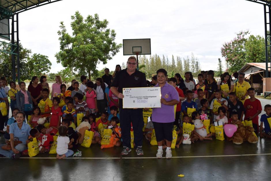 Ein Scheck in Höhe von 50.000 Baht wurde dem Kinderheim überreicht.