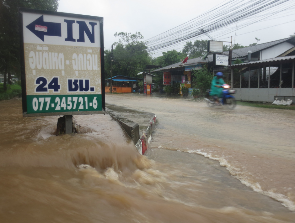 Das Thai International Hospital in Chaweng: Sturzbäche an der Kanalisation.