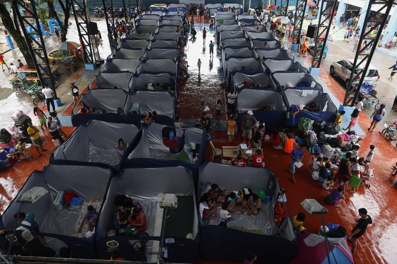 Bewohner, die präventiv evakuiert wurden, in Marikina City. Foto: epa/Rolex Dela Pena
