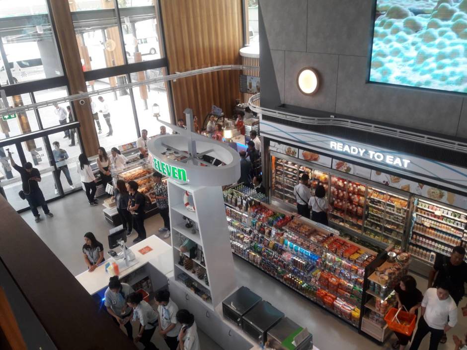 Ganz der Regierungspolitik „Thailand 4.0“ entsprechend, die auf die Entwicklung einer bargeldlosen Gesellschaft abzielt, kann im „7-Eleven Pattaya“ der Einkauf an einer „Self-Service“-Kasse mit den wichtigsten E-Wallet-Apps bezahlt werden.