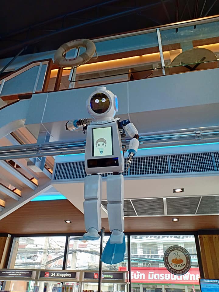 Statt der gewohnten Türklingel begrüßt ein sprechender Roboter die Kunden.