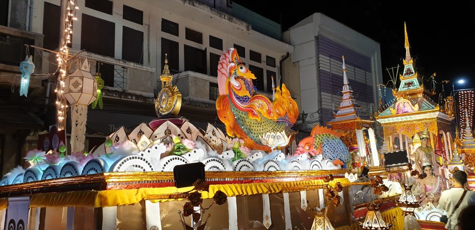 Prächtig dekortierte Umzugswagen zählten zu den Highlights der jährlichen Parade in Chiang Mai.