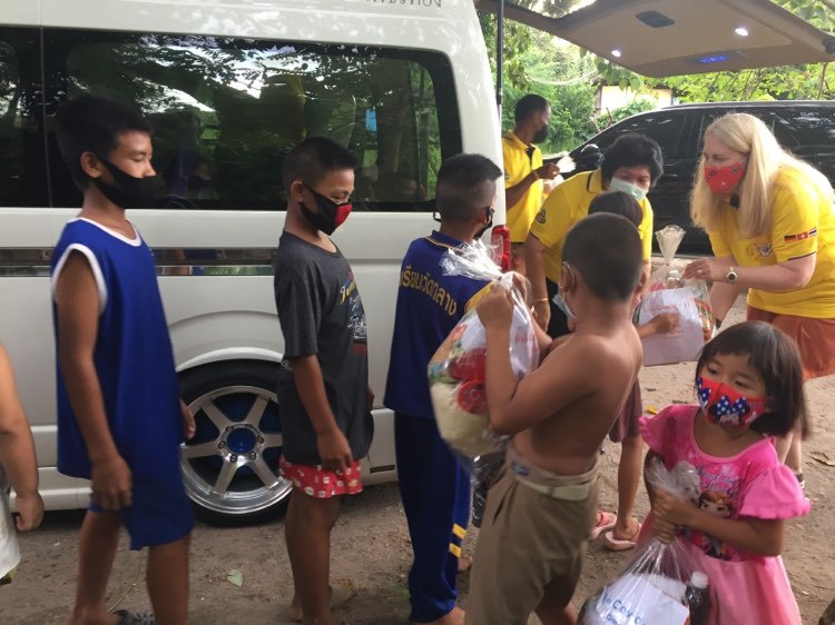 Die Freude war auch diesmal wieder groß, als das „Team for Samui“ Hilfsgüter verteilte, unterstützt von der Schweizer Botschafterin.