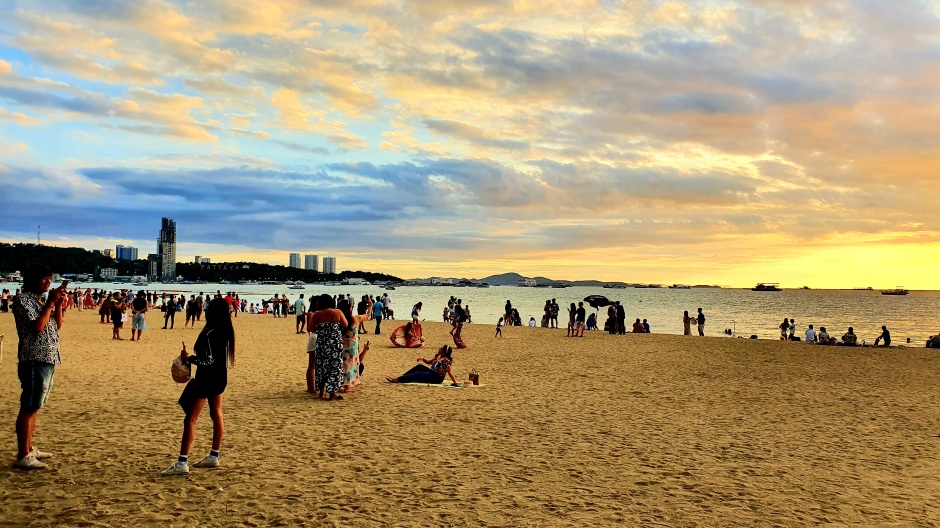 Wochenendbesucher aus Bangkok lieben den einladenden Pattaya Beach, der den Besuchermassen seit der Sandaufschüttung ausreichend Platz zum Relaxen bietet. 