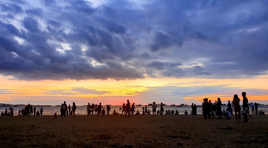Sowohl am Samstag als auch am Sonntag strömten die Wochenendausflügler zum Sonnenuntergang an die Strände der Touristenmetropole, um das beeindruckende Naturschauspiel gemeinsam zu verfolgen.