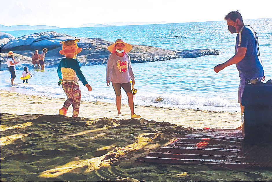 Für viele Familien mit Kindern ist der Strand einer der wenigen Orte, wo sie mit ihren Kindern spielen können.