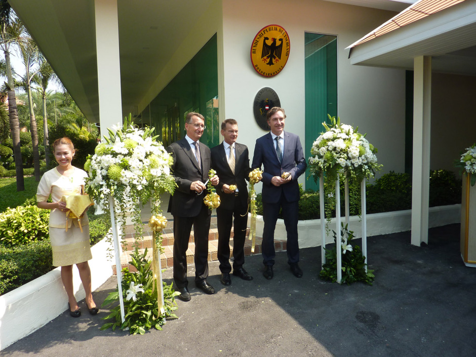 Mit einer Bandschneidezeremonie wurde das neue Konsulat offiziell eröffnet. Im Bild der deutsche Botschafter S. E. Peter Prügel (l.), Honorar-/ Generalkonsul Rudolf Hofer (M.) und der österreichische Botschafter S. E. Enno Drofenik (r.).
