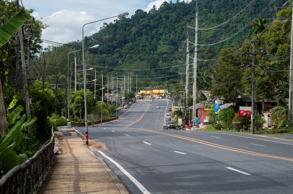 Khao Lak heute: Der neue, extrabreite Highway 4 durchquert den Ort. Viel erinnert nicht mehr an die Zerstörung der Todeswellen. Foto: Emil / Adobe Stock