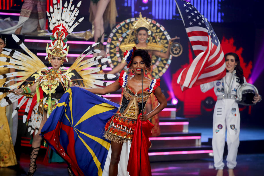 „Miss France“ Louiz in ihrer Nationaltracht bei der jährlichen Wahl der „Miss International Queen“ in der Tiffany's Show Pattaya. Foto: epa/Diego Azubel