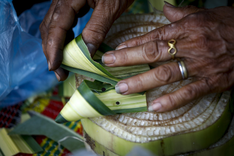 Mit viel Fingerspitzengefühl werden traditionelle Krathongs aus dem Stumpf einer Bananenstaude angefertigt. Foto: epa/Diego Azubel