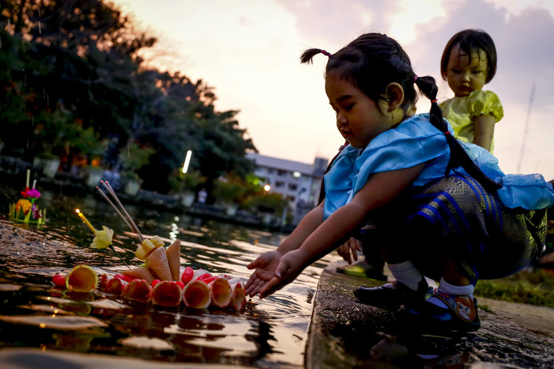 Loy-Krathong ist ein Fest für die ganze Familie, vom Basteln bis zum Schwimmen lassen des Krathongs. Foto: epa/Diego Azubel