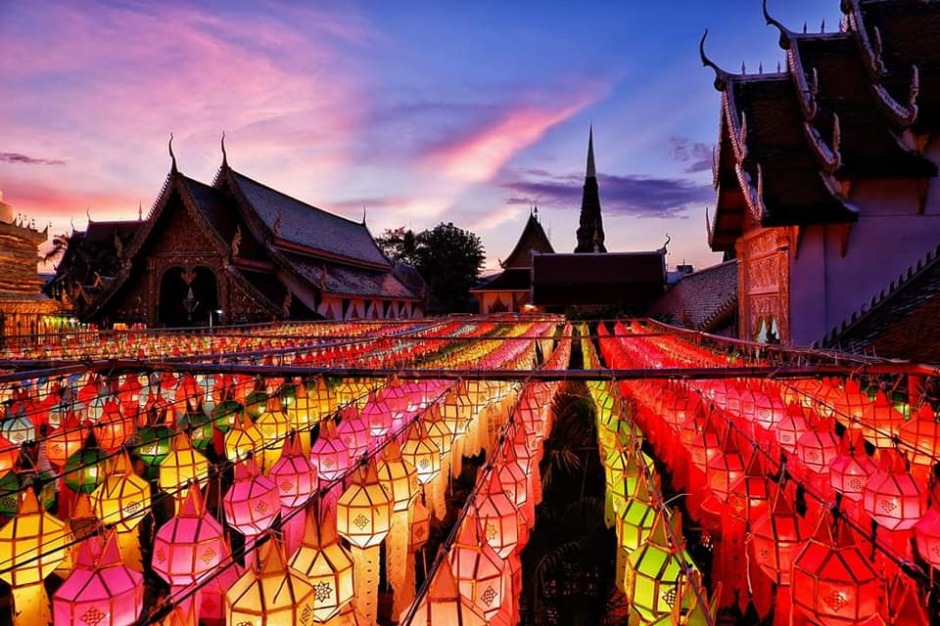 Tausende bunte Lampions verwandeln den Wat Phra That Hariphunchai in Lamphun in ein leuchtendes Kunstwerk. Foto: Tourism Authority of Thailand