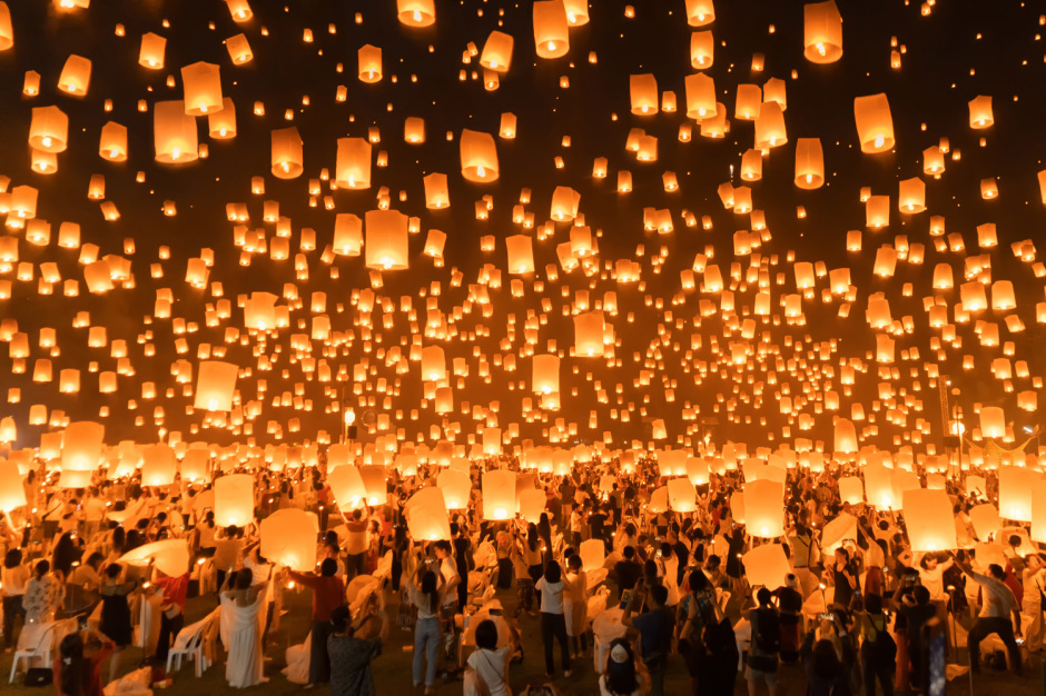 Fluglaternen sind Bestandteil des Yi-Peng-Festes, sie dürfen jedoch nur noch in geringer Zahl in den Himmel steigen. Foto: tampatra / Adone Stock