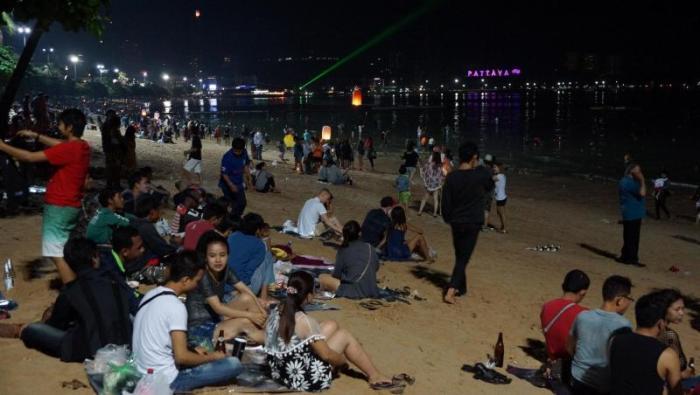In Pattaya dient der Strand an der Beach Road traditionell als Hauptveranstaltungsort des Loy-Krathong-Festivals. Foto: Jahner