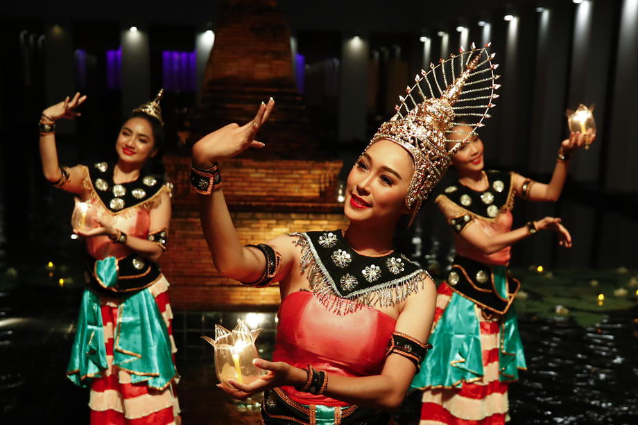 Traditionelle Kostüme gehören zu Loy Krathong genauso dazu, wie Tänze und andere kulturelle Darbietungen, die sowohl Einheimische als auch Ausländer begeistern. Foto: epa/Diego Azubel