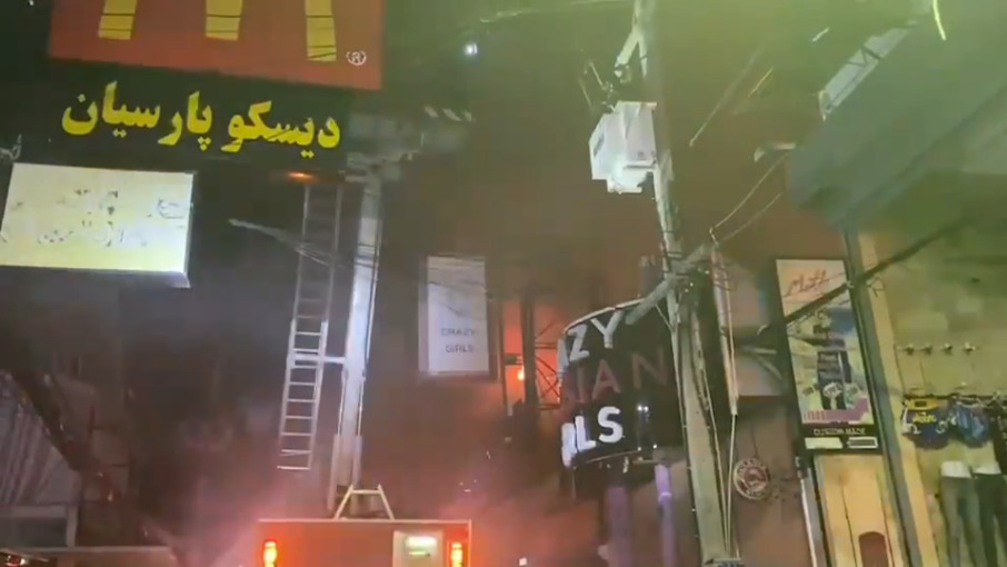 Mit Hilfe eines Kranwagens konnte die Feuerwehr den Brand nach über einer Stunde löschen.