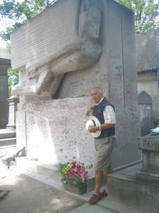 Pattayaner Hansruedi, vor dem Grabstein von Jim Morrison der mit unzähligen Lippenstiftabdrücken bedeckt ist. 