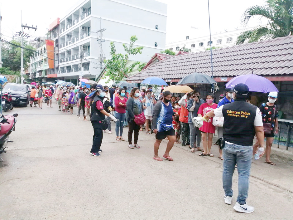 Die Makler von Global Solidor zeigten Flagge und unterstützten eine Hilfsaktion in Pattayas Soi Arunothai 2. Foto: Odermatt
