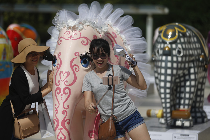 Die kitschig-schönen Elefanten-Skulpturen erfreuen sich bei der selfie-verliebten Bevölkerung großer Beliebtheit. Foto: epa/Diego Azubel