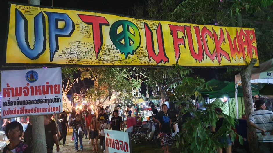 „Up to u – fuck War“ lautete das Festivalmotto, mit dem die Besucher auch gleich am Eingang begrüßt wurden.