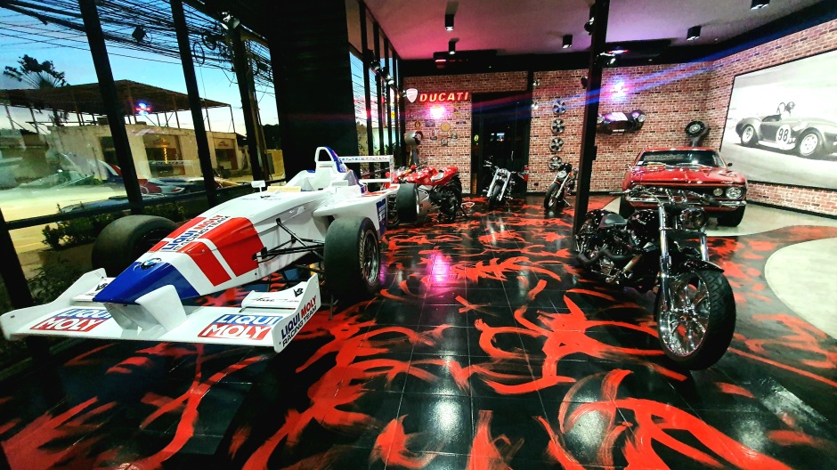 Mit Rennwagen, Musclecars und schweren Motorrädern bietet V8 Fast Lane ein tolles Dining-Erlebnis auf der Überholspur und kulinarische Raffinesse.