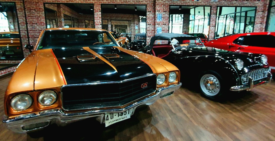 In einem aufwendig gestalteten Showroom werden gleich mehrere Automobil- und Motorradträume ausgestellt.